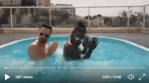 watch video white guy dancing to akwaaba song